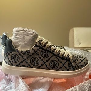 🌼 Brand new Tory Burch Jacquard Howell-T monogram sneakers! Size 5.5